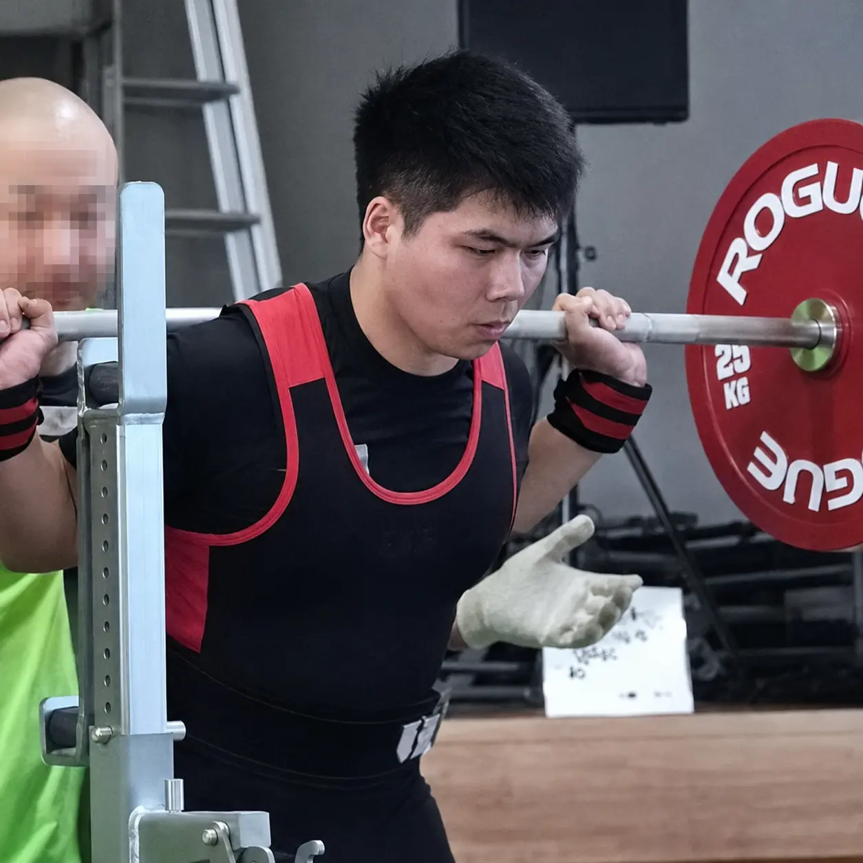 パワーリフティング競技中のパーソナルトレーナー 木村卓通